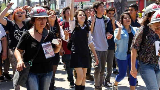 Studenten demonstrieren in der chilenischen Haupstadt Santiago de Chile gegen die Bildungspolitik der Regierung. Foto:Adveniat/Hoch