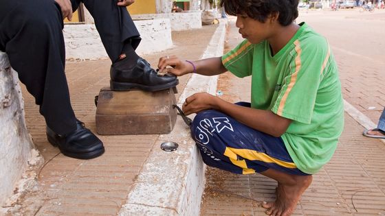 Auch in Lateinamerika ist Kinderarbeit noch ein Problem: Hier putzt ein Kind Schuhe in Paraguay. Foto: Adveniat