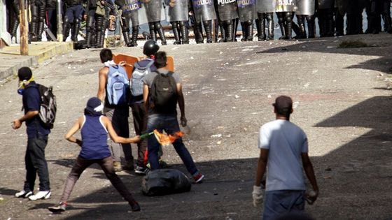 Gewalttätige Ausschreitungen bei einer Demonstration für das Abwahlreferendum in San Cristóbal, Venezuela. Foto: Reuters/Carlos Eduardo Ramirez