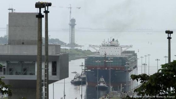 Die "Cosco Shipping Panama" mit 9000 Containern fährt als erstes Schiff in den erweiterten Kanal ein. Foto: picture-alliance/AP Photo/A. Franco.