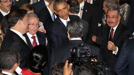 Die Präsidenten Raúl Castro (Kuba), Barack Obama (USA) und Danilo Medina (Dominikanische Republik) v. l. n. r. bei der Eröffnungsfeier des Amerika-Gipfels am 10. April 2015 in Panama. Foto: Presidencia RD, CC BY-NC-ND 2.0