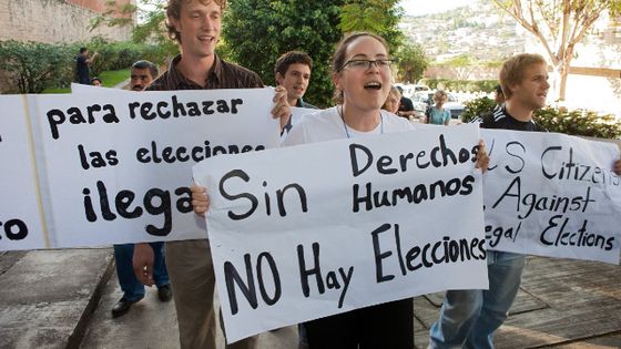 Protest vor der US-amerikanischen Botschaft in Tegucigalpa: "Ohne Menschenrechte keine Wahlen". (Archivbild): Adveniat/Achim Pohl