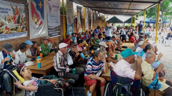 Venezolanische Flüchtlinge werden in der von Adveniat unterstützten Casa de Paso Divina Providencia bei Cúcuta zunächst mit Essen und Trinken versorgt. Foto: Diozöse Cúcuta
