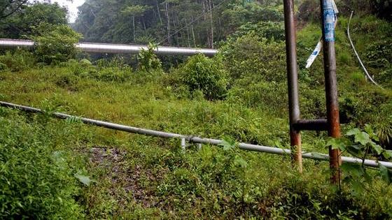 Erdölpipelines in der Nähe von Lago Agrio, Ecuador. Diese Gegend ist der Hauptölfundort in Ecuador und durchzogen von diesen ungesicherten Pipelines. (Foto: Steffen/Adveniat)