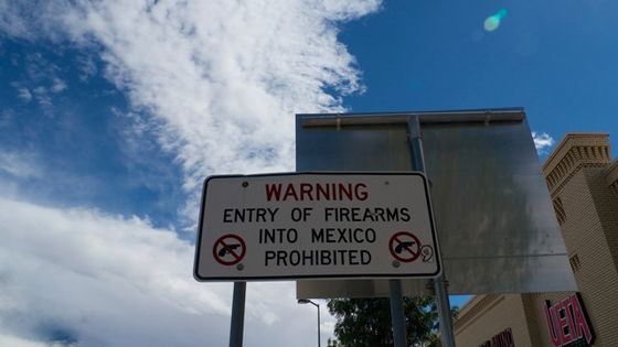 "Die Einfuhr von Waffen nach Mexiko ist verboten!" Dieses Schild an der Grenze deutet an, dass Waffen meist von den USA nach Mexiko geschmuggelt werden - und nicht, wie die Meisten vermuten, andersherum. Foto: Adveniat/Schmidt.