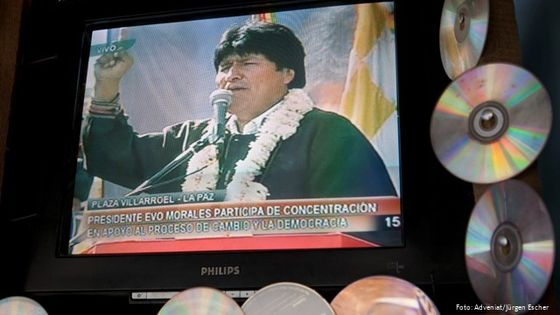 Evo Morales hält eine Ansprache, die im Fernsehen übertragen wird. Foto: Adveniat/Jürgen Escher