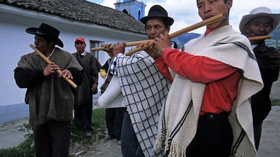 Kolumbianische Indigene spielen Musik in Guachicono, Region Cauca. Foto: Adveniat/Pohl