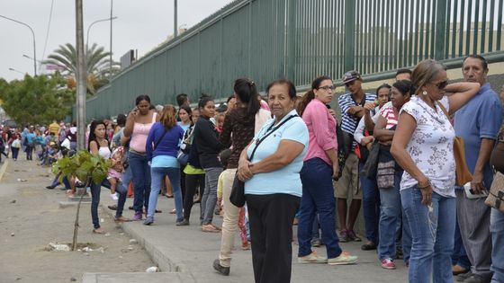 Schlange stehen für Lebensmittel: Die Menschen in Venezuela leiden unter der Versorgungskrise. Foto: Adveniat