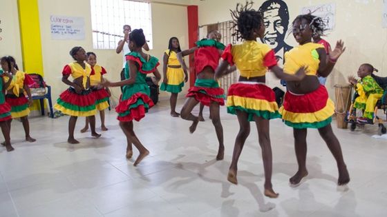 In der "Casa Afro Juvenil" werden verschiedene Freizeitangebote für Kinder und Jugendliche und Erwachsene angeboten - hier eine Tanzvorführung. Foto: Adveniat/Escher.