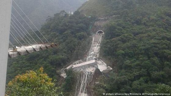 Die Straßenbrücke, die Bogota mit der Provinz Meta verbinden sollte, ist aus ungeklärten Gründen eungestürzt. Foto: picture-alliance/dpa/Ministerio de Transporte/colprensa