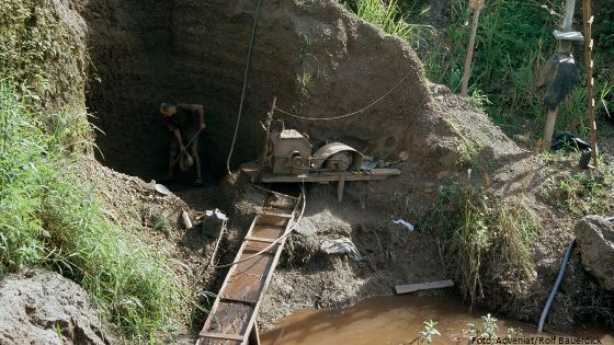 Beim Goldschürfen gelangt giftiges Quecksilber in die Nebenflüsse des Amazonas. Foto: Adveniat/Rolf Bauerdick