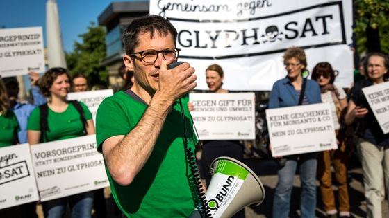 Protest gegen Glyphosat am 6. Juni 2016 vor der Vertretung der EU-Kommission in Berlin. Foto: BUND Bundesverband, CC BY-SA 2.0.