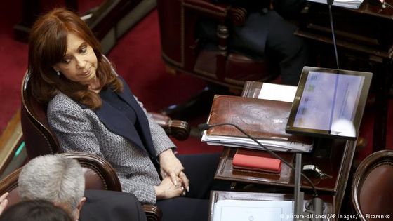 Cristina Kirchner im Parlament (Foto: picture-alliance/AP Images/N. Pisarenko)