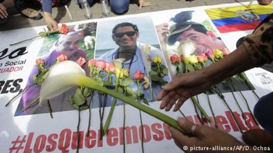 Trauernde legen in Ecuadors Hauptstadt Blumen auf Bildern der ermordeten Journalisten ab. Foto: picture-alliance/AP/D. Ochoa