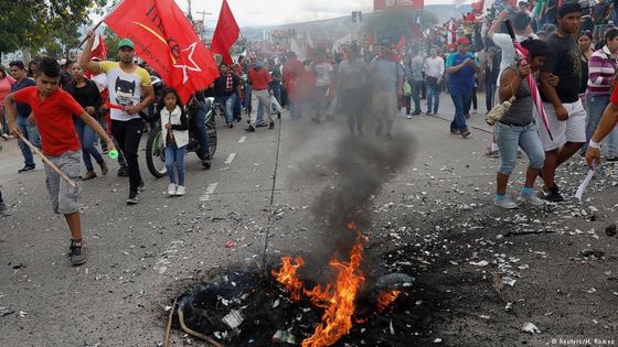 Anhänger des Oppositionskandidaten Salvador Nasralla demonstrieren seit Tagen in Honduras. Foto: Reuters/H. Romero