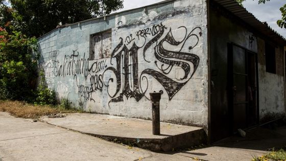 Graffiti der "Mara Salvatrucha" an einer Hausfassade in El Salvador. Foto: Adveniat/Pohl