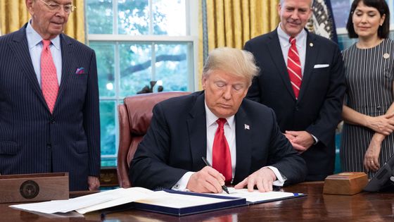 Präsident Trump unterzeichnet ein Gesetz. (Symbolfoto: Joyce N. Boghosian, Flickr, PDM 1.0)