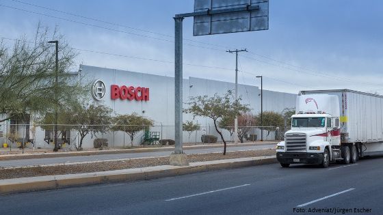 Direkt hinter der US-mexikanischen Grenze produziert die Maquila-Industrie - hier eine Fabrik von Bosch in Ciudad Juarez - für den Weltmarkt. Hauptabnehmer sind die USA. Foto: Adveniat/Escher