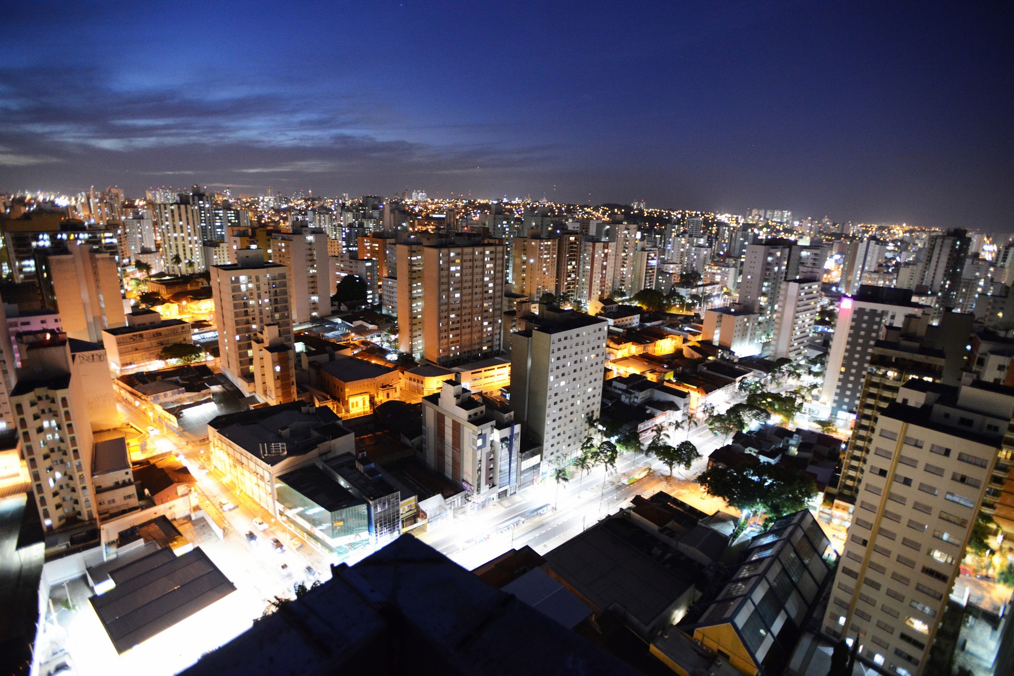 Brasilien, Campinas, Stadtansicht bei Nacht
