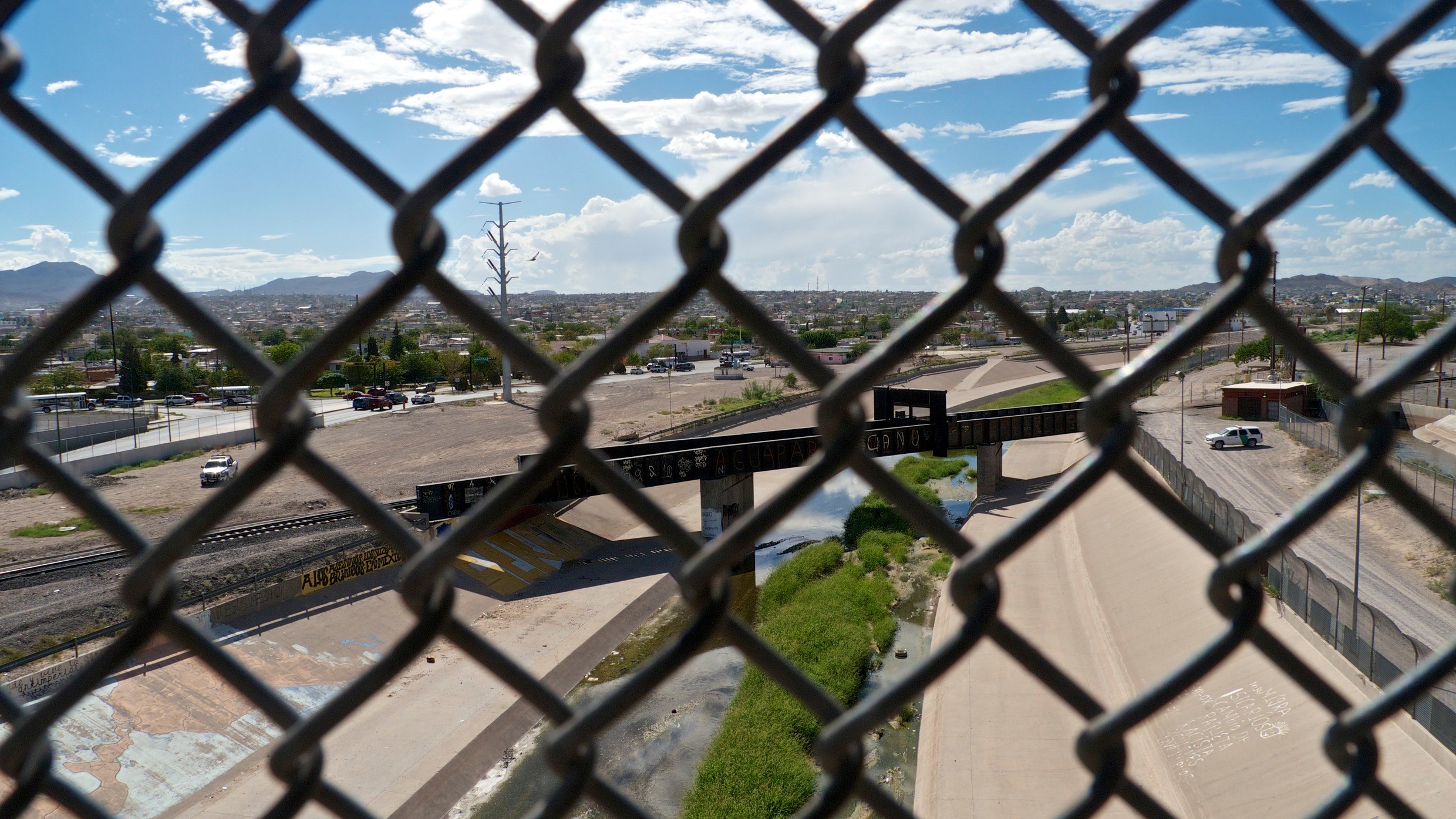 Blick durch den Grenzzaun von Ciudad Juarez, Mexiko, nach El Paso, USA. Foto: Adveniat/Ole Schmidt