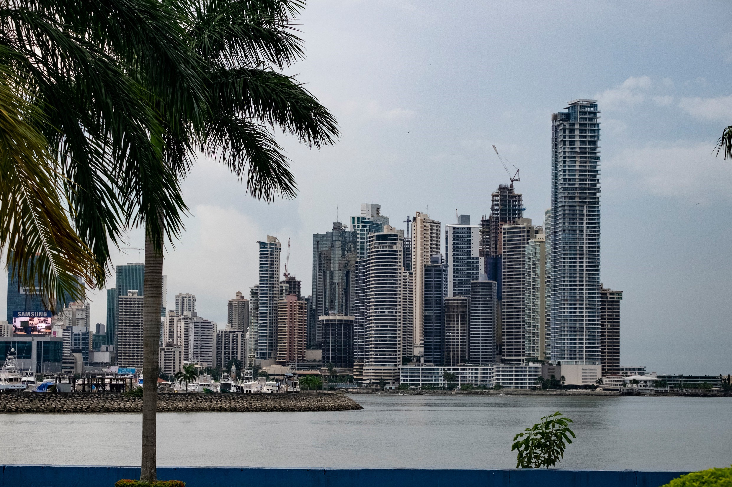Das Stadtbild von Panamá-Stadt ist geprägt von Hochhäusern. Foto: Adveniat/Matthias Hoch