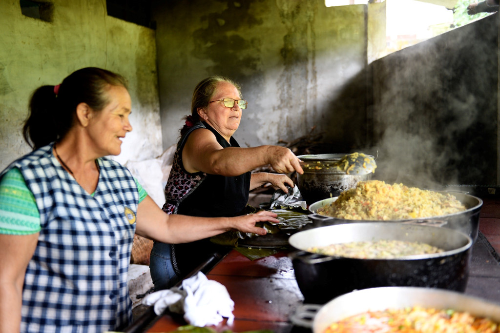 Armenspeisung in Venezuela: Frauen kochen ehrenamtlich für Bedürftige Mittagessen. Foto: Adveniat/Florian Kopp