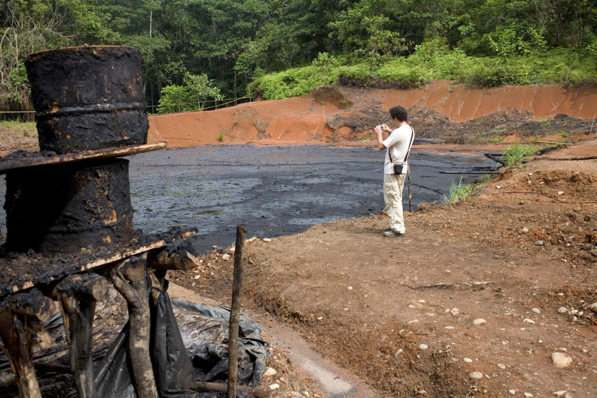 In diesen Ölsee an einem Bohrloch in der Nähe von Lago Agrio, Ecuador, wird Öl gepumpt, das nicht gebraucht wird. Von dort gelangt es ins Grundwasser. Foto: Adveniat/Martin Steffen