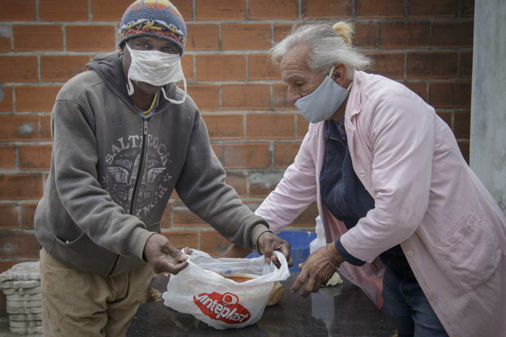 Essensausgabe an Bedürftige in Armenviertel von Moreno in Buenos Aires. Foto: Gonzalez/Adveniat