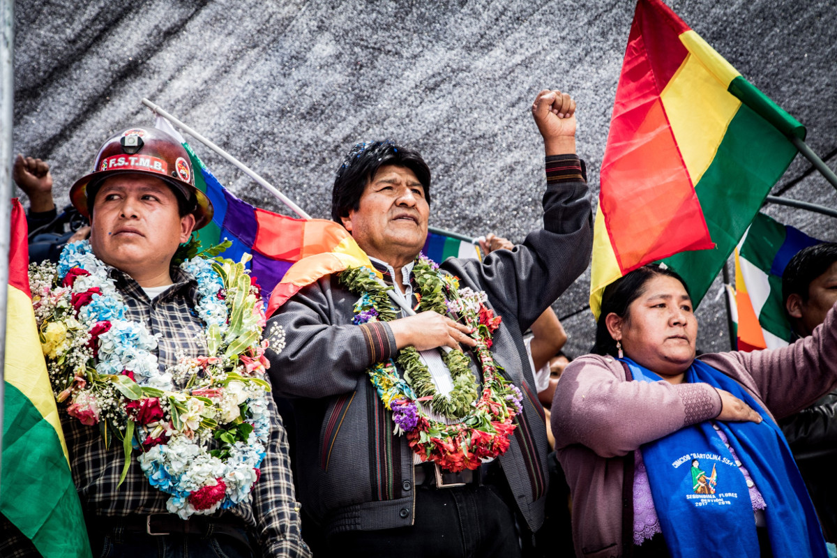 Bei einer Kundgebung zum 10. Oktober, dem Tag der Demokratie in Bolivien. singt Präsident Evo Morales mit Anhängern die Nationalhymne. Foto (2018): Adveniat/Martin Steffen