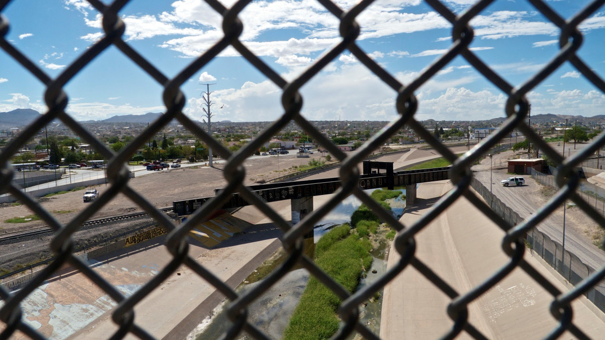 Blick durch den Grenzzaun von der mexikanischen Stadt Ciudad Juárez auf El Paso in den USA. Foto: Adveniat/Ole Schmidt