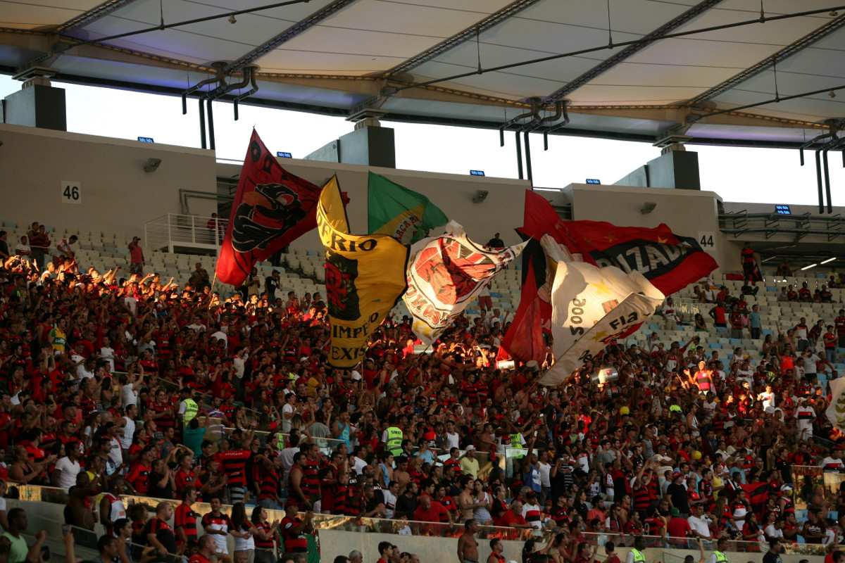 Fußballspiel im Stadion Maracana in Rio de Janeiro, Brasilien: Fans der lokalen Mannschaft Flamengo feuern ihr Team bei einer Begegnung gegen die Mannschaft Vasco da Gama an. Foto (Symbolbild): Adveniat/Bastian Bernhardt