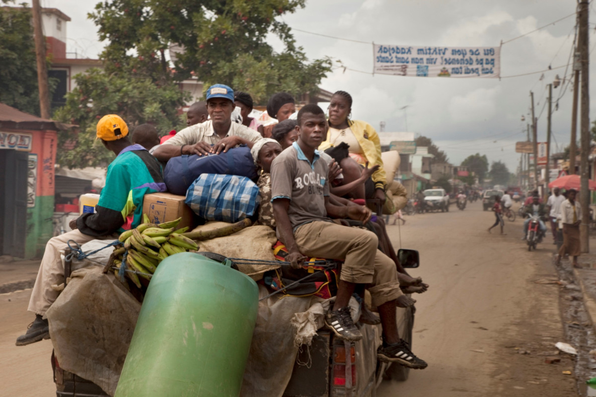 Haitianische Flüchtlinge fahren nach dem Erdbeben 2010 auf einem LKW Richtung Dominikanische Republik. Foto (Symbolbild): Adveniat/Jürgen Escher