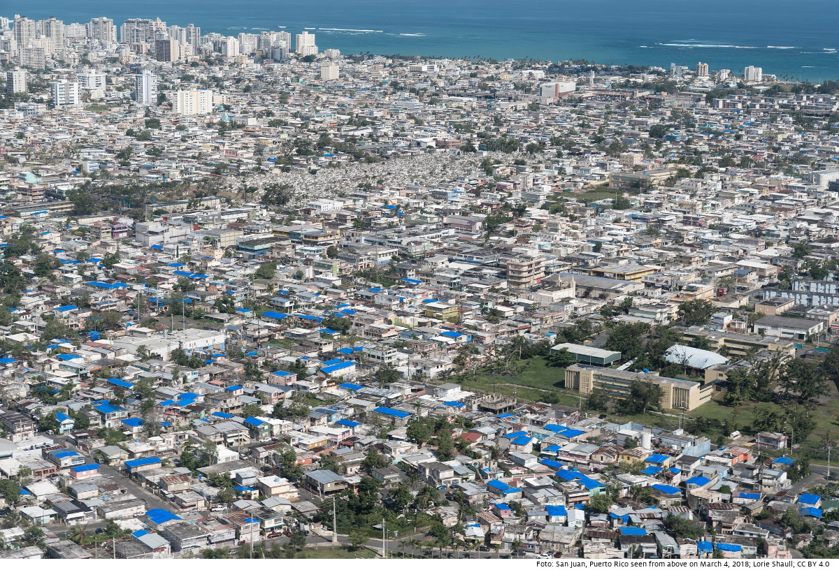 Puerto Ricos Hauptstadt San Juan aus der Luft, nachdem Hurrikan María 2018 die Insel verwüstet hatte. Die blauen Zeltplanen überdecken provisorisch abgedeckte Dächer. Foto: San Juan, Puerto Rico March 4, 2018, Lorie Shaull; CC BY 4.0