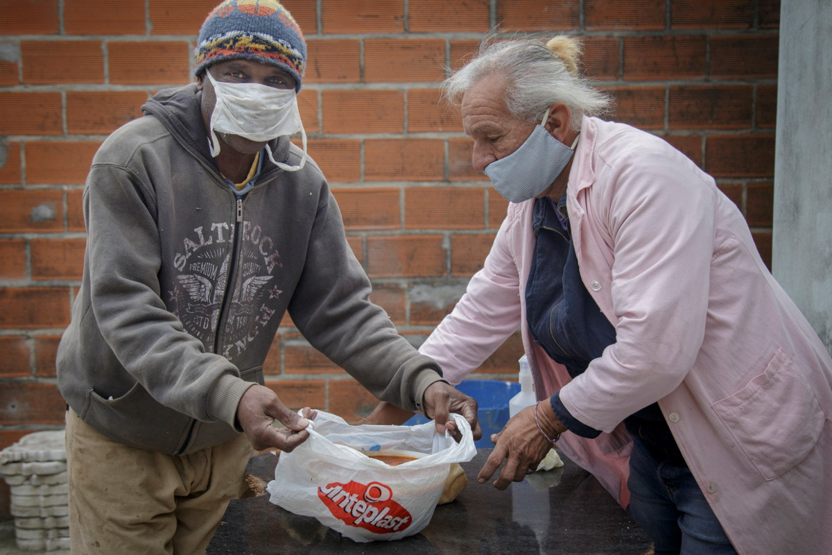 Essensausgabe in einem Armenviertel am Rand der argentinischen Hauptstadt Buenos Aires. Die Armut in Argentinien nimmt wieder zu. Foto: Adveniat/Josefina Gonzalez