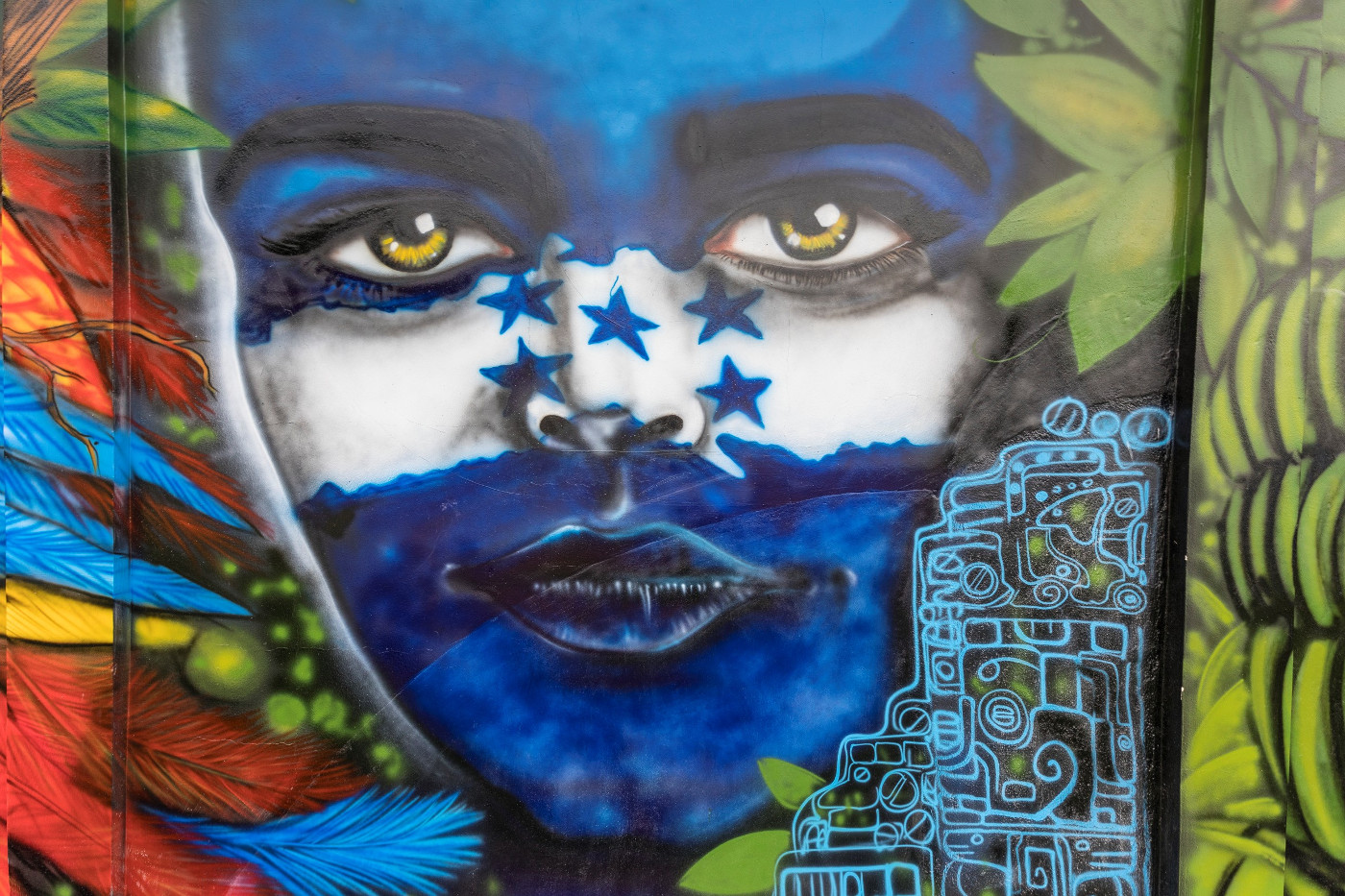 Wandmalerei in San Pedro Sula mit der Fahne von Honduras. Foto (Symbolbild): Adveniat/Jürgen Escher