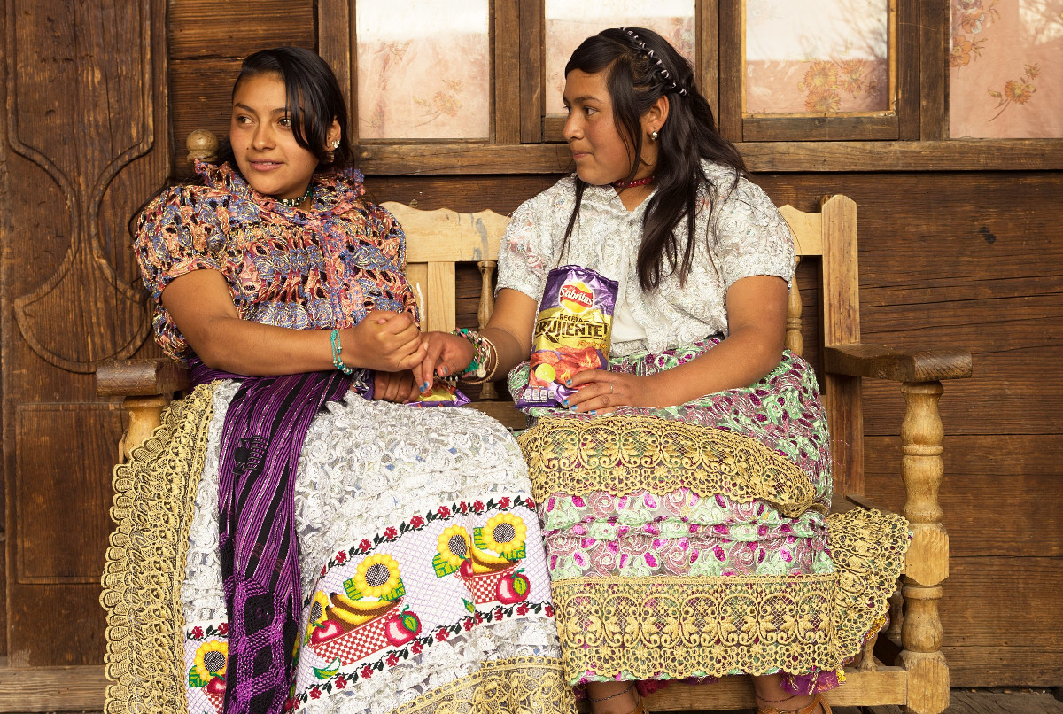Zwei indigene Mädchen in traditioneller Tracht in Uruapán, Mexiko. Foto (Symbolbild): Adveniat/Markus Dorfmüller