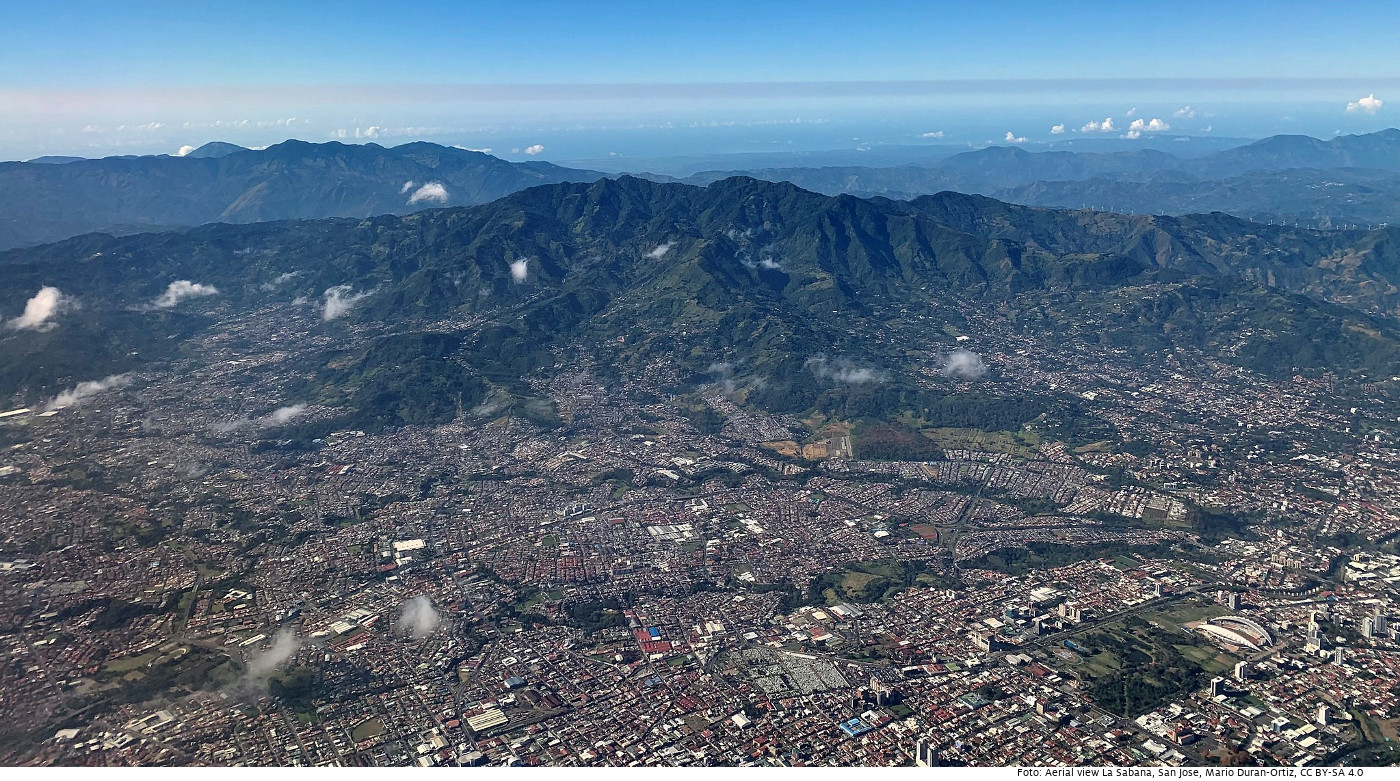 Costa Ricas Hauptstadt San José aus der Luft betrachtet. Am Sonntag ist die erste Runde der Präsidentenwahl. Foto: Aerial view La Sabana, San Jose, Costa Rica; Mario Duran-Ortiz; CC BY-SA 4.0